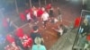 中国唐山一家烧烤店一群男子暴力围殴几名女子的视频截图。（2022年6月10日）