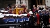 El ataúd de la reina Isabel II se coloca en un carro de armas durante su funeral en la Abadía de Westminster en el centro de Londres el lunes 19 de septiembre de 2022.