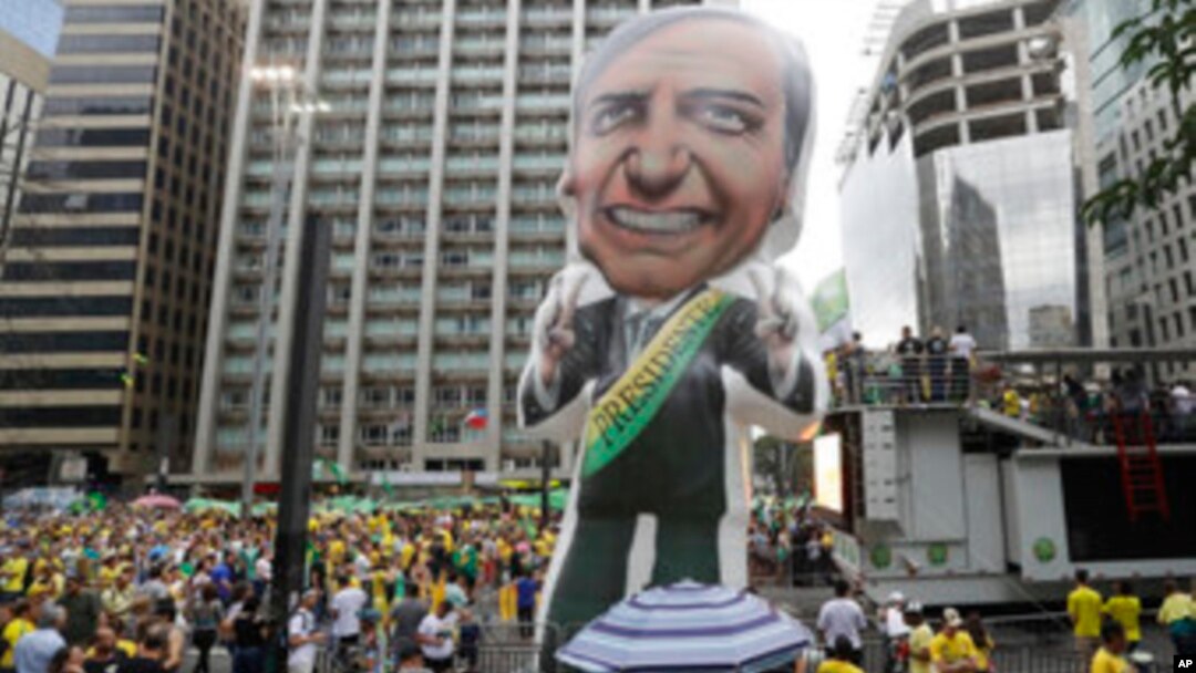 Un enorme globo con la forma del candidato presidencial Jair Bolsonaro, aparece durante una manifestación en la Avenida Paulista de Sao Paulo, Brasil, el domingo 30 de septiembre de 2018. 