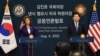 지난 4일 한국을 방문한 낸시 펠로시 미국 하원의장(왼쪽)이 김진표 한국 국회의장과 공동언론발표에 참석했다.