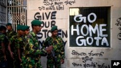 Soldados del ejército de Sri Lanka patrullan cerca de la residencia oficial del presidente Gotabaya Rajapaksa tres días después de que fue asaltada por manifestantes antigubernamentales en Colombo, Sri Lanka, el 12 de julio de 2022.