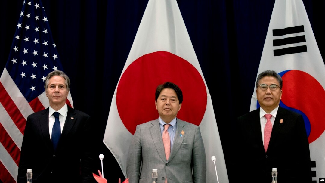 토니 블링컨(왼쪽) 미 국무부 장관과 하야시 요시마사(가운데) 일본 외무상, 박진 한국 외교부 장관이 지난달 8일 인도네시아 발리에서 회동하고 있다. (자료사진)