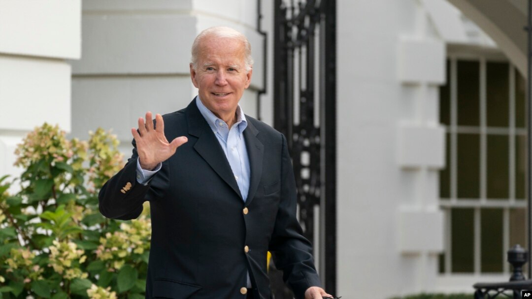 El presidente Joe Biden saluda mientras camina para abordar el Marine One en el jardín sur de la Casa Blanca en Washington, de camino a su hogar en Rehoboth Beach, Del., después de su aislamiento más reciente por COVID-19, el 7 de agosto de 2022.