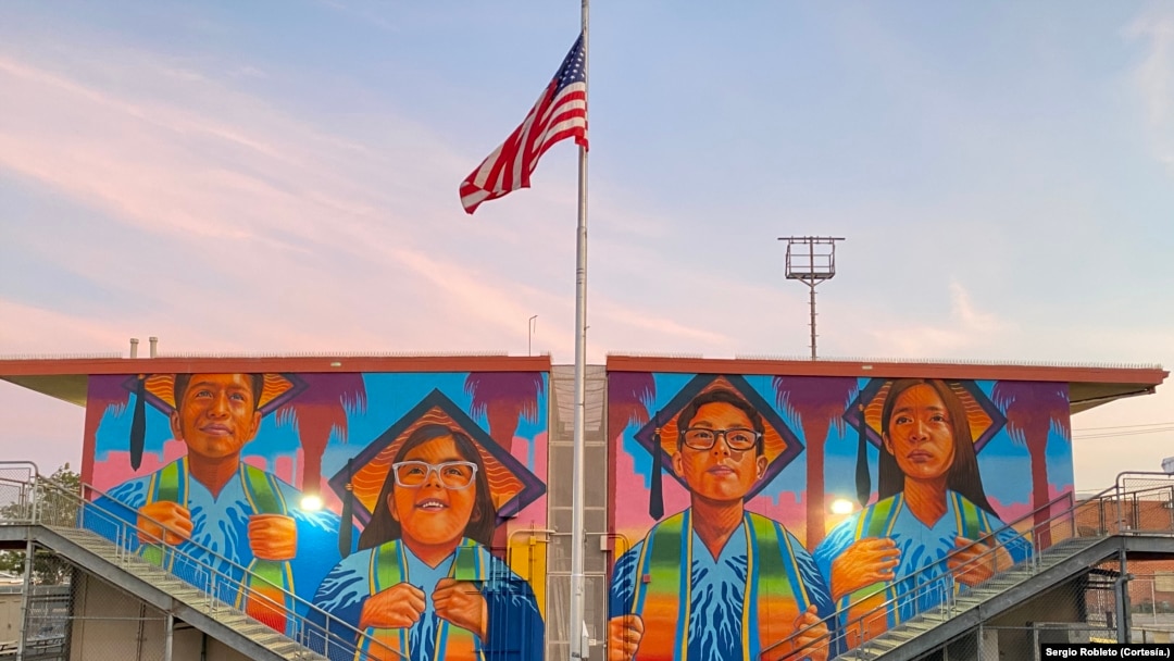 ARCHIVO - Mural del artista Sergio Robleto en el este de Los Ángeles