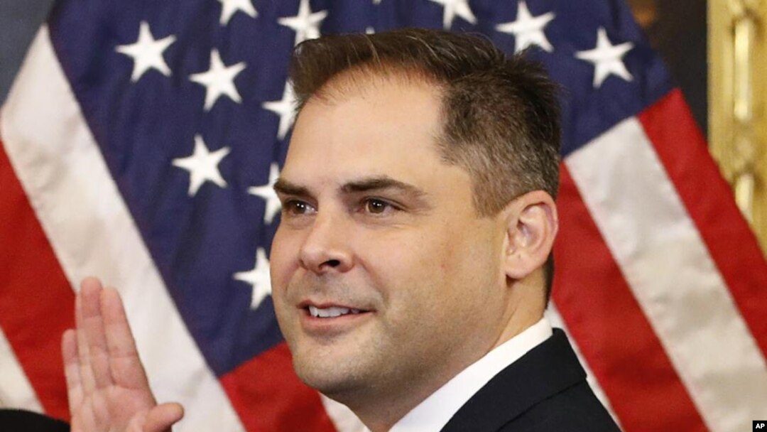 ARCHIVO - El representante Mike García, republicano por California, participa en una juramentación ceremonial en el Capitolio en Washington, el 19 de mayo de 2020.