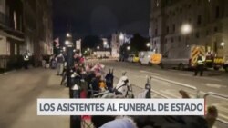 Cientos de personas acampan para despedir a la reina Isabel II 