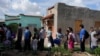 Migrantes venezolanos hacen fila para abordar un autobús a Nueva York en el Centro de los Trabajadores Agrícolas Fronterizos en El Paso, Texas, EEUU, el 2 de septiembre de 2022.