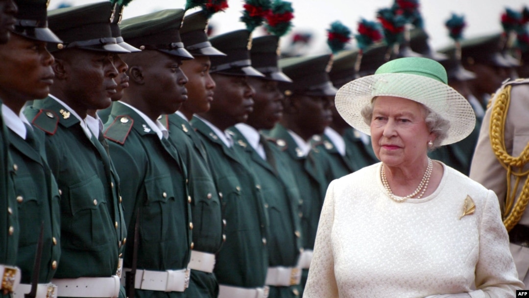 ARCHIVO - La reina Isabel II de Inglaterra pasa revista a las tropas en Abuja, Nigeria, el 3 de diciembre de 2003, con motivo de una cumbre de la Mancomunidad Británica de Naciones.