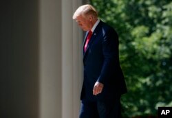 El presidente Donald Trump camina hacia el Jardín de las Rosas de la Casa Blanca para la ceremonia por el Día Nacional de Oración. Mayo 3 de 2018.