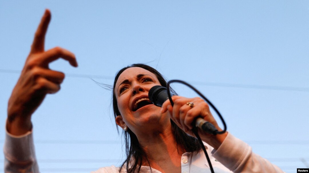 La líder de la oposición venezolana, María Corina Machado, se dirige a la audiencia durante un mitin antes de las primarias presidenciales en octubre, en Santa Bárbara, estado de Monagas, Venezuela, el 27 de marzo de 2023.