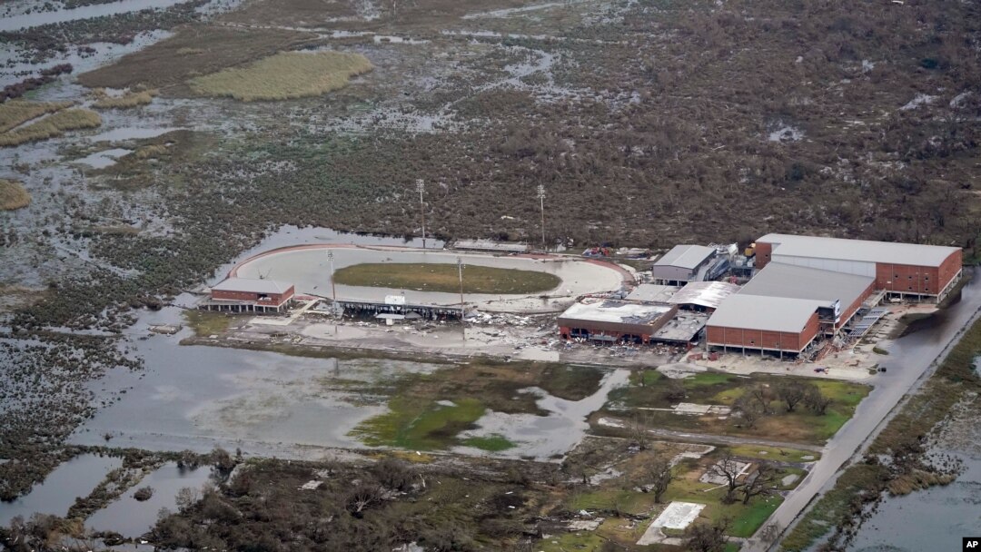 Se ve sedimento cubriendo parte del South Cameron High School en Creole, Luisiana, el viernes 28 de agosto de 2020, luego de que la marejada ciclónica retrocediera como consecuencia del huracán Laura.