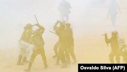 Polícias agridem um manifestante no protesto anti-governo em Luanda, 24 outubro 2020