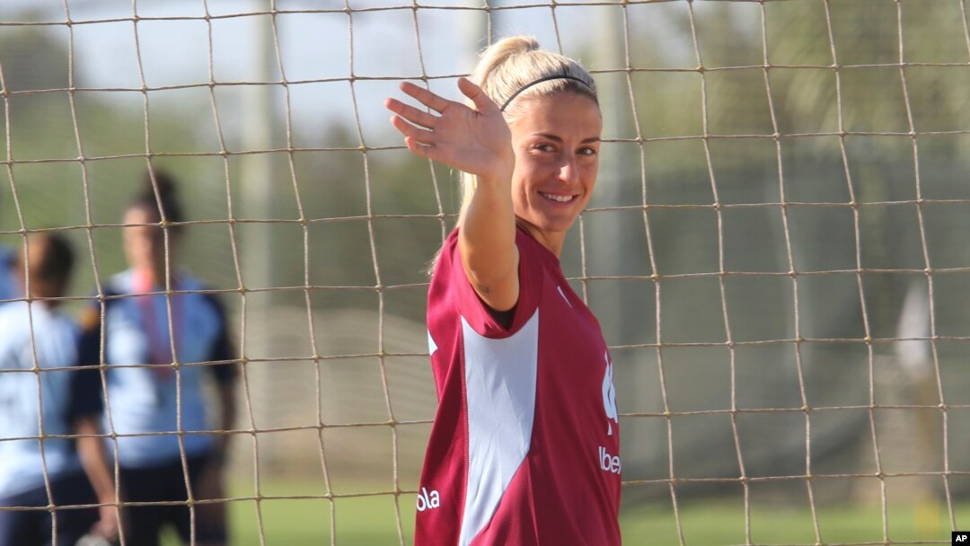 La española Alexia Putellas saluda a los fanáticos durante una sesión de entrenamiento de jugadores de la selección nacional en Oliva, España, el miércoles 20 de septiembre de 2023. [AP/Alberto Saiz]