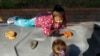 En esta foto de archivo dos pequeñas juegan en un patio infantil en las instalaciones de Head Start. Frederick, Maryland.