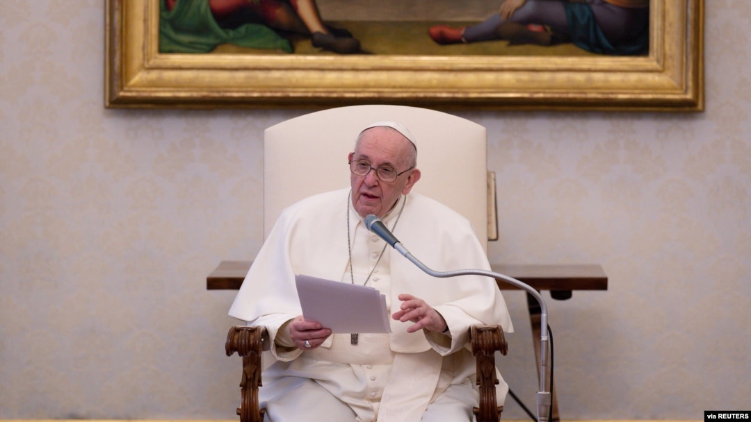 El papa Francisco realiza la audiencia semanal en la biblioteca del Palacio Apostólico, en medio del brote de la enfermedad del coronavirus (COVID-19), en el Vaticano el 10 de febrero de 2021.