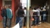 Wapiga kura wasubiri kupiga kura zao katika shule ya Kinyanjui, Nairobi Kenya 