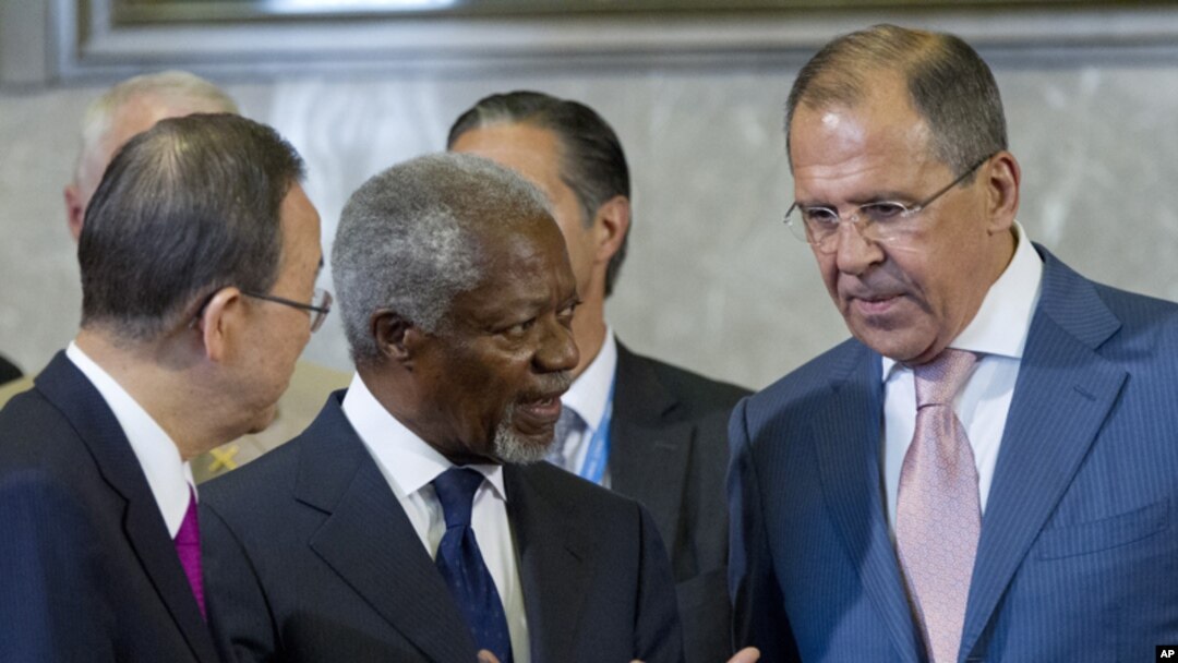 BMT maxsus vakili Kofi Annan (o'rtada), Rossiya Tashqi ishlar vaziri Sergey Lavrov (o'ngda) Jenevada Suriya masalasini muhokama qilmoqda, 30-iyun, 2012-yil
