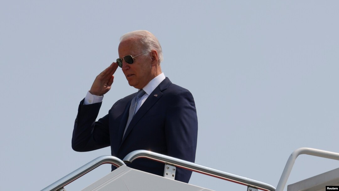 El presidente Joe Biden antes de partir en el Air Force One rumbo a Crystal Lake, Illinois, el 7 de julio de 2021.