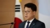 지난 10일 여상기 통일부 대변인은 대북전단 살포 활동을 해온 탈북민 단체 두 곳을 남북교류협력법 위반으로 고발하고 단체들에 대한 정부의 법인 설립 허가를 취소하기로 했다고 밝혔다.