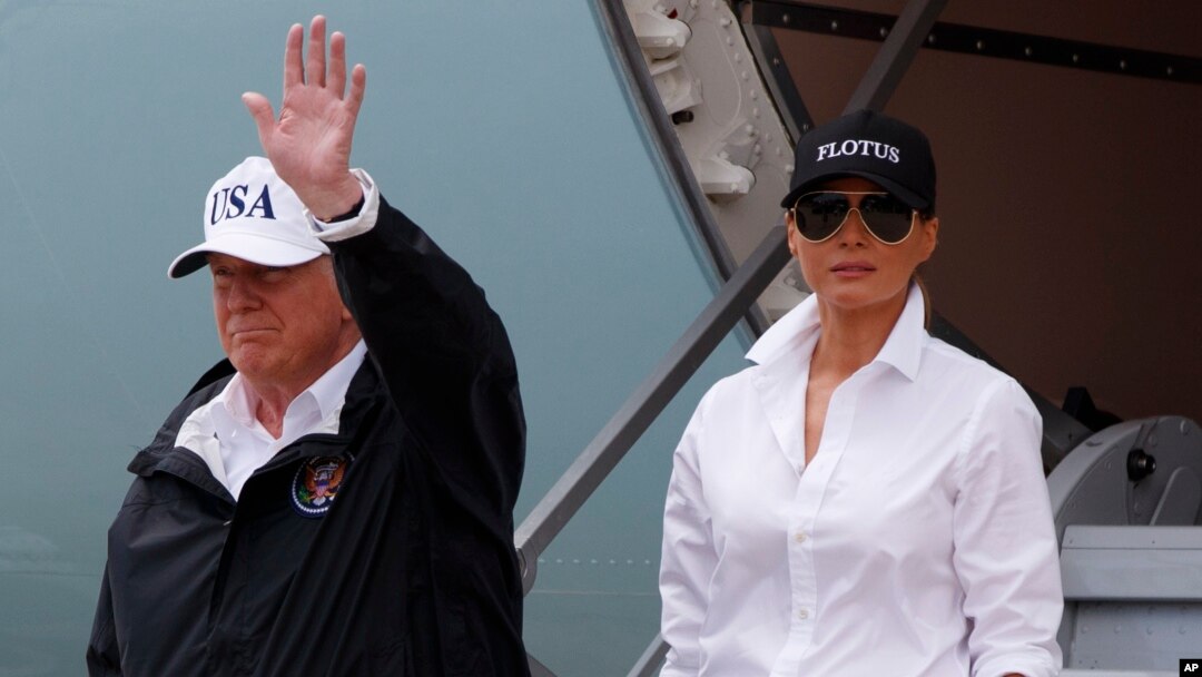 Lokacin ziyarar farko da Trump da uwargidansa Melania suka kai jihar Texas. Nan a filin tashin jiragen Corpus Christi ne ranar 29, ga watan Agusta 2017.