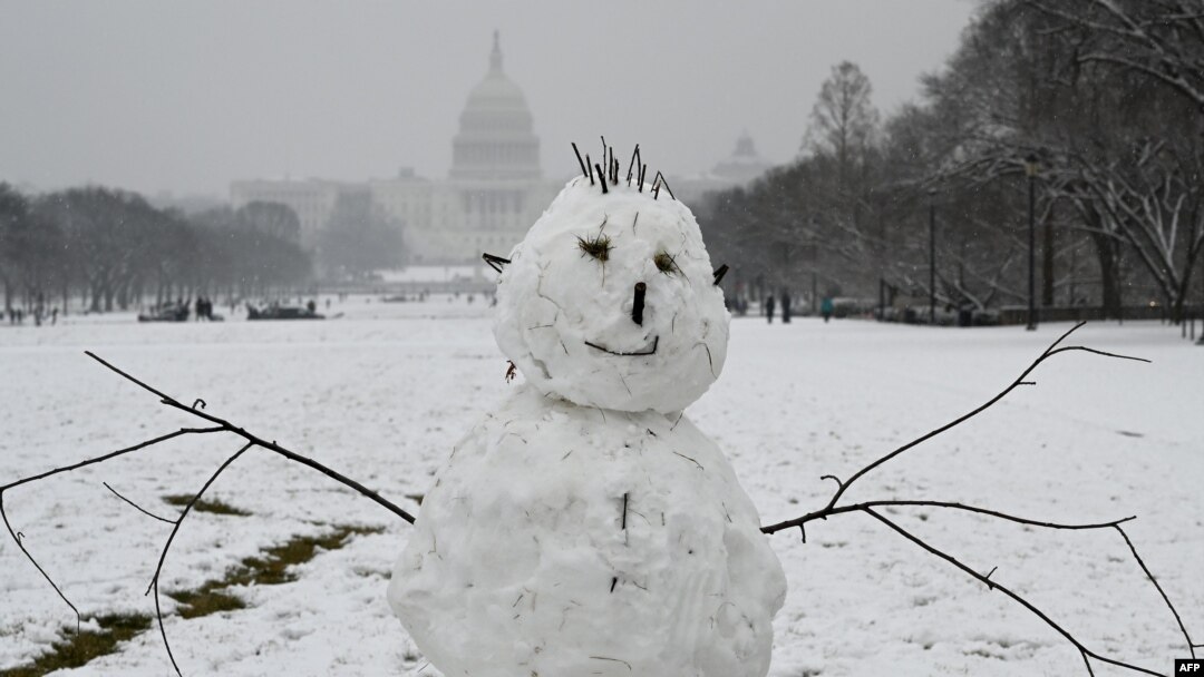 Un muñeco de nieve es visto en el National Mall en Washington, D.C. no muy lejos del Capitolio el domingo, 31 de enero de 2021.