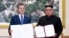 문재인(왼쪽) 한국 대통령과 김정은 북한 국무위원장이 지난 2018년 9월 19일 평양 백화원 영빈관에서 평양공동선언문에 서명한 뒤 기념촬영하고 있다. (자료사진)