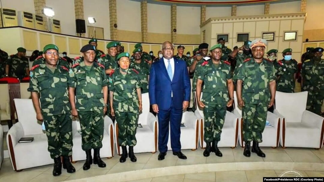 Rais wa DRC Felix Tshisekedi akiwa na makamanda wa jeshi la nchi hiyo, July 11, 2020