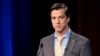 El libertario Chase Oliver, candidato por Georgia al Senado federal, escucha durante un debate, el 16 de octubre de 2022, en Atlanta. 