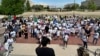 El abogado Sam Wargin Grimaldo de Oklahoma City, especializado en inmigración, habla ante un grupo de personas afuera del Capitolio de Oklahoma, el 23 de abril de 2024. Se oponen a un proyecto de ley que impondría sanciones penales por estar en el estado de manera irregular. 