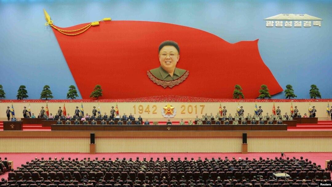 북한 김정일 국방위원장의 생일인 광명성절 75돌 기념 중앙보고대회가 지난 15일 평양체육관에서 열렸다고 조선중앙TV가 보도했다.