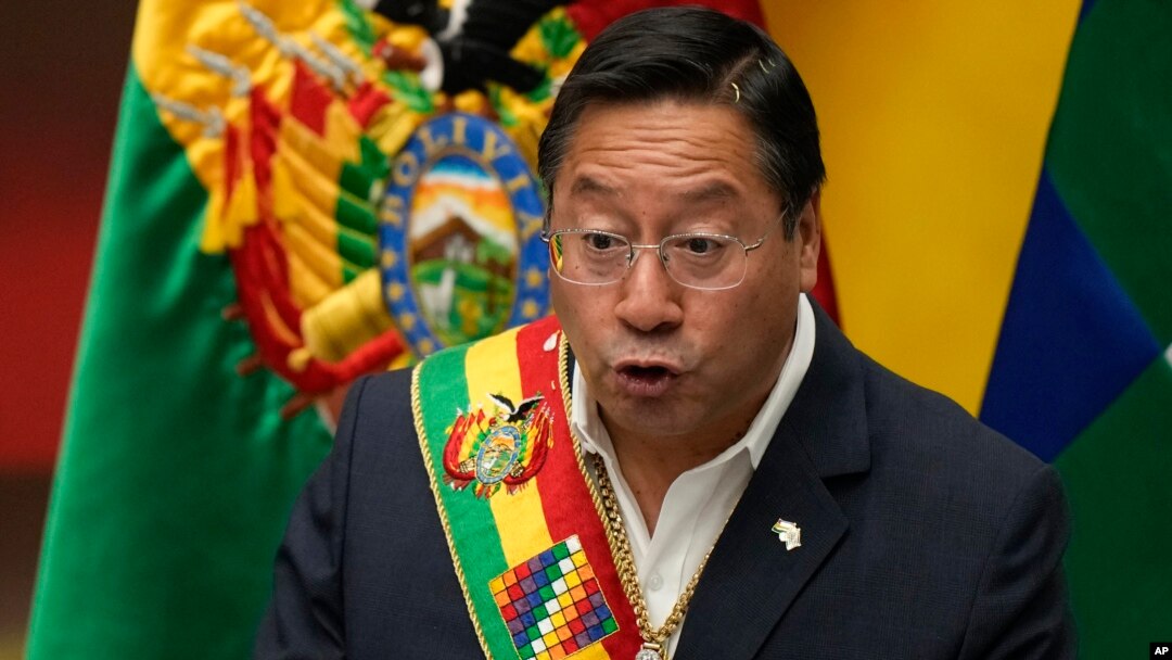 El presidente de Bolivia, Luis Arce, se dirige a la nación en el palacio presidencial en La Paz, Bolivia, el 22 de enero de 2022. Foto de archivo. (AP Foto/Juan Karita)
