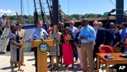 Durante una ceremonia frente a la réplica del barco de esclavos Amistad, el gobernador de Connecticut, Ned Lamont, habla el 10 de junio de 2022 en New London, Connecticut, antes de firmar una copia de la legislación que establece un nuevo feriado estatal legal el 19 de junio que se conocerá como el Día de la Emancipación, Juneteenth.