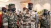 Coronel Mamady Doumbouya ao centro