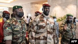 Coronel Mamady Doumbouya ao centro