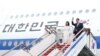 윤석열 한국 대통령과 부인 김건희 여사가 27일 서울공항에서 스페인 마드리드에서 열리는 나토(NATO, 북대서양조약기구) 정상회의 참석을 위한 해외순방길에 오르고 있다. 사진: 한국 대통령실.