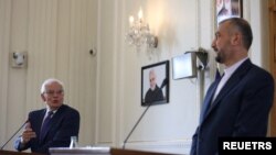 호세프 보렐 (왼쪽)유럽연합(EU) 외교·안보 정책 고위 대표와 호세인 아미르압둘라히안 이란 외무장관이 25일 테헤란에서 공동 기자회견을 하고 있다. 