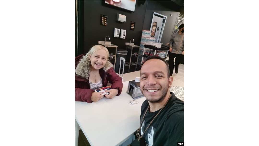 El venezolano Carlos Peña junto a su madre. [Foro: Cortesía]
