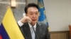 윤석열 한국 대통령이 지난 6월 집무실에 콜롬비아 국기를 놓고 이반 두케 콜롬비아 대통령과 통화하고 있다. (자료사진)