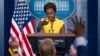 Foto Achiv: Pòtpawòl adjwen Mezon Blanch la, Karine Jean-Pierre, ki t ap reponn kesyon jounalis yo nan Washington 26 Me 2021.