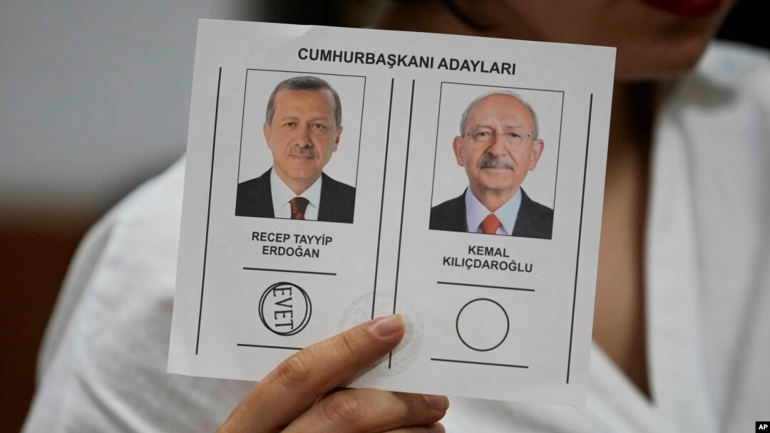 Una boleta muestra a los candidatos a presidencia de Turquía, el presidente Recep Tayyip Erdogan y el aspirante Kemal Kilicdaroglu en la segunda vuelta electoral el 28 de mayo de 2023.