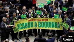 Opositores comemoram derrota de Dilma Rousseff