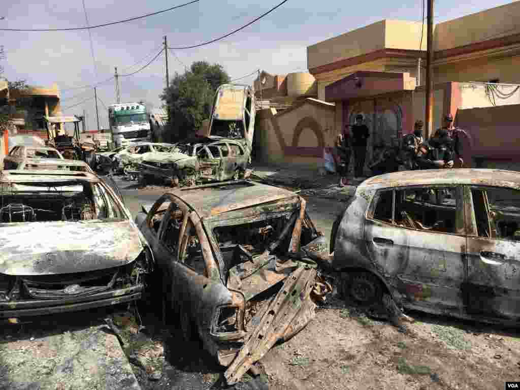 Cars burned by IS militants in Simoud , Mosul, Iraq, March 8, 2017. (K. Omer/VOA)