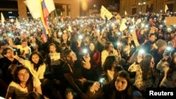 Partidarios del acuerdo de paz entre el gobierno de Colombia y los rebeldes de las FARC reunidos en la plaza Bolívar de Bogotá durante una marcha por la paz. Foto referencial. Oct. 20, 2016.