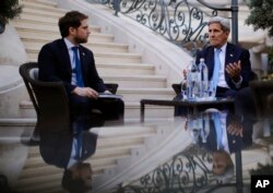 U.S. Secretary of State John Kerry, right, and State Department Chief of Staff Jon Finer, left, meet with members of the U.S. delegation at the garden of the Palais Coburg hotel in Vienna, Austria, July 10, 2015.