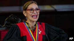 La presidenta de la Corte Suprema, Caryslia Rodríguez, habla en el tribunal que está realizando una auditoría de los resultados controvertidos de las elecciones presidenciales en Caracas, Venezuela, el jueves 22 de agosto de 2024. (Foto AP/Ariana Cubillos)