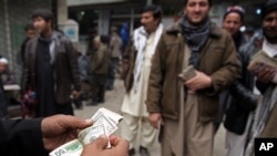 کاهش ارزش واحد پولی افغانستان یکی از مشکلات اقتصادی به شمار می رود