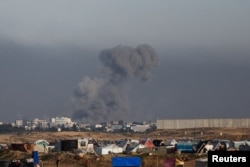 El humo se eleva tras los ataques israelíes, en medio del conflicto en curso entre Israel y Hamás, visto desde Rafah, en el sur de la Franja de Gaza, el 8 de enero de 2024.