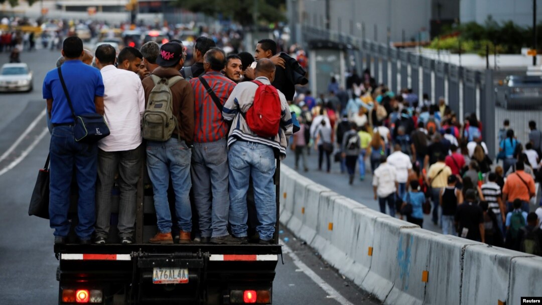 Caraqueños se desplazan hacia/desde sus lugares de trabajo durante un apagón que impactó el sistema de transporte público. Caracas, Venezuela. 6-2-18.