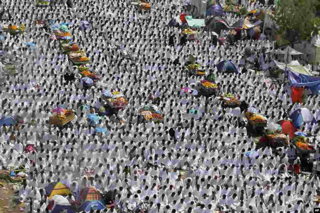 Des pèlerins musulmans prient à Arafat, près de la ville sainte de La Mecque, en Arabie Saoudite, le 14 octobre 2013