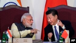 中国主席习近平和印度总理莫迪在印度举行的金砖国家峰会上（2016年10月16日 资料照）